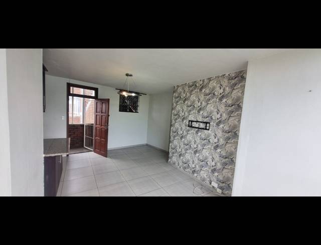 2 BEDROOM FLAT TO LET IN ESSENWOOD